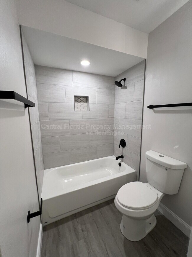 Building Photo - 914 Robinhood Ct