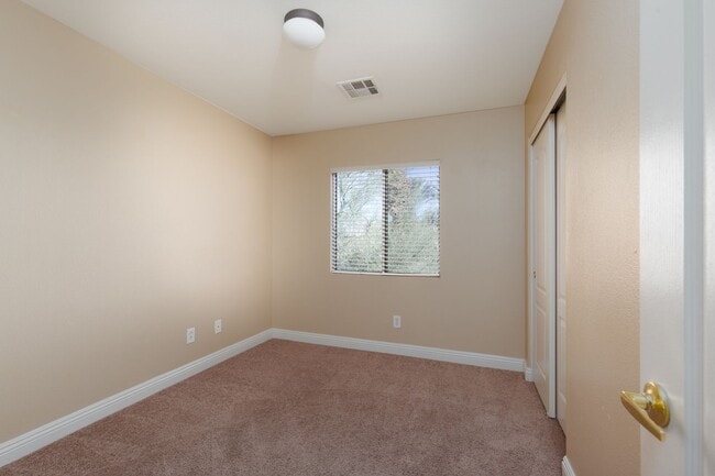 Building Photo - LARGE 3 BED, 2.5 BATH TOWNHOME IN GATED ALIANTE POOL COMMUNITY