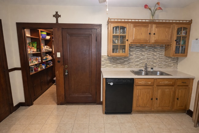 Building Photo - 3 bedroom Cudahy lower