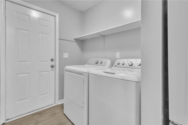 Building Photo - 8883 Homewood Dr