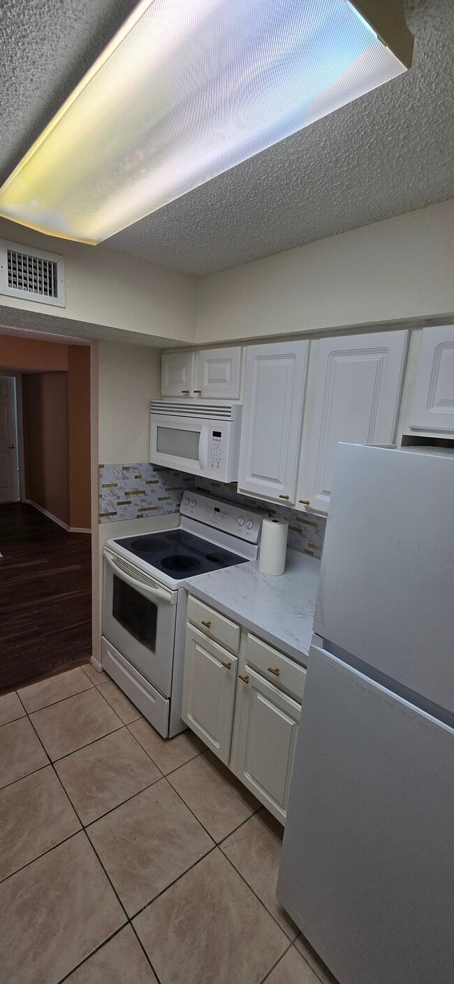 Building Photo - 3700 Idlebrook Cir