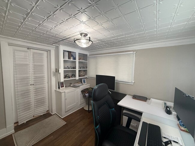 Building Photo - Modern 3-Bedroom Retreat in the Heart of C...