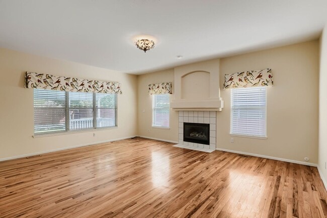 Building Photo - Amazing 5-bedroom home in Cherry Creek School District! Basement Apartment with kitchen! Move in ...