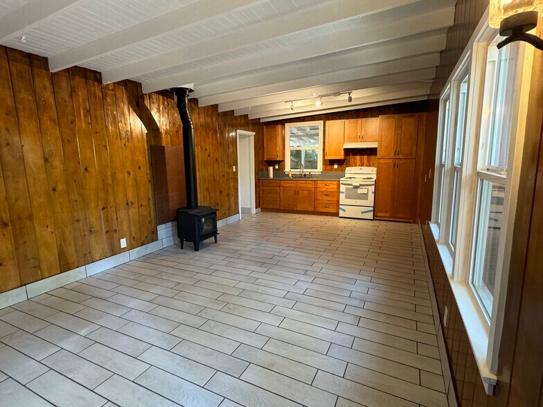 Building Photo - 1619 Oak Dr