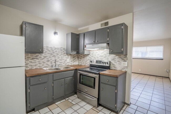 Building Photo - 1072 N Irvington Ave