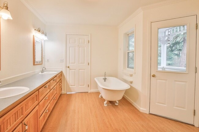 Building Photo - Gorgeous Coupeville Home is Ready for a New Tenant!!!