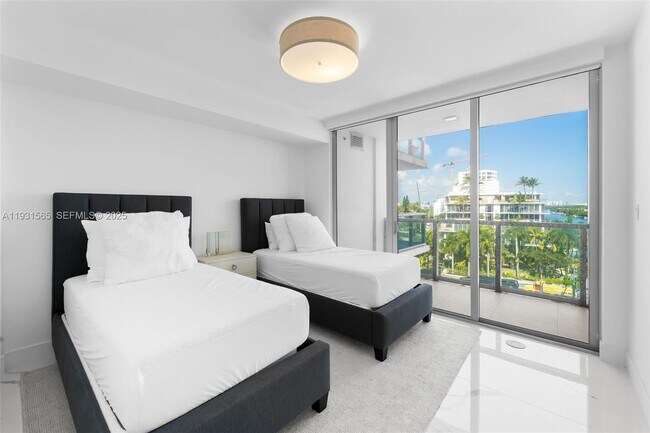 Building Photo - 9521 E Bay Harbor Dr