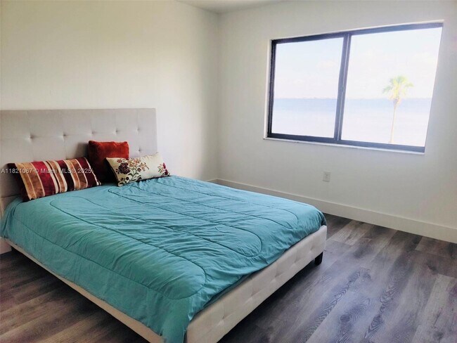 Building Photo - 1500 Park Beach Cir