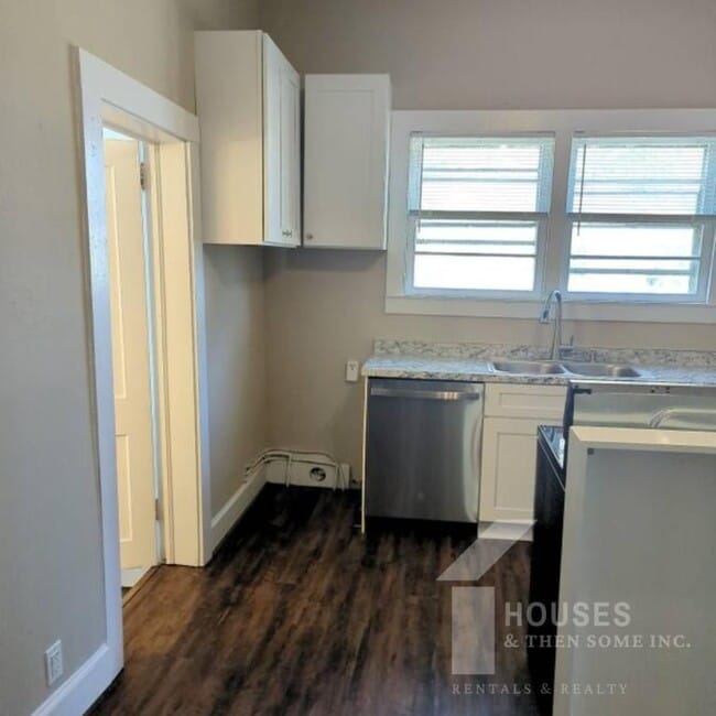 Building Photo - 18 21st St