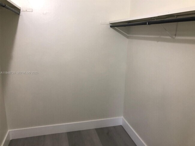 Building Photo - 10748 N Kendall Dr