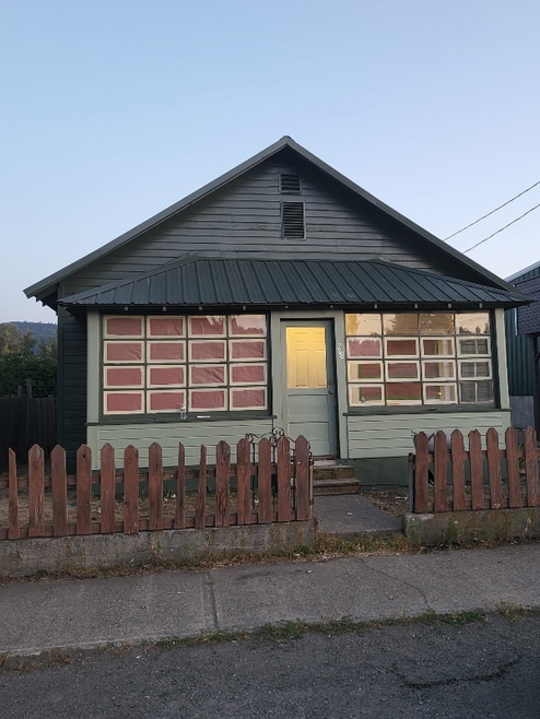 Building Photo - 716 E 1st St