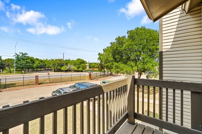 Building Photo - River Crossing Townhome - 2Bd-2.5BA - Redone to the Nines -  W/D - Resort Pool
