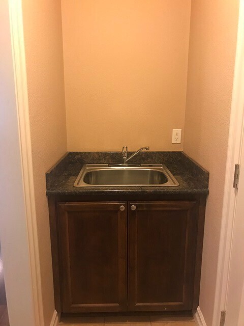 Building Photo - 3Bd/2Ba Single Story House - Available to View!