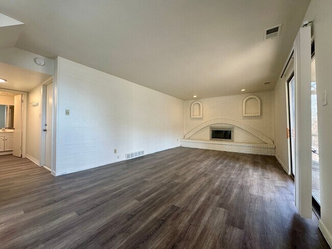 Building Photo - Beautiful 5 bedroom 2.5 bathroom home available NOW!!!