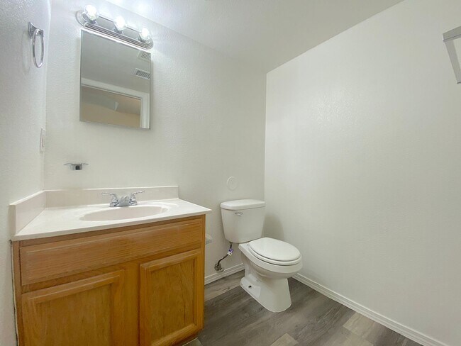 Building Photo - 4bed/2bath plus Bonus Loft!
