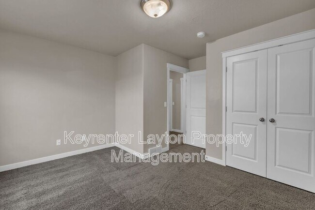 Building Photo - 2415 Wellington Dr