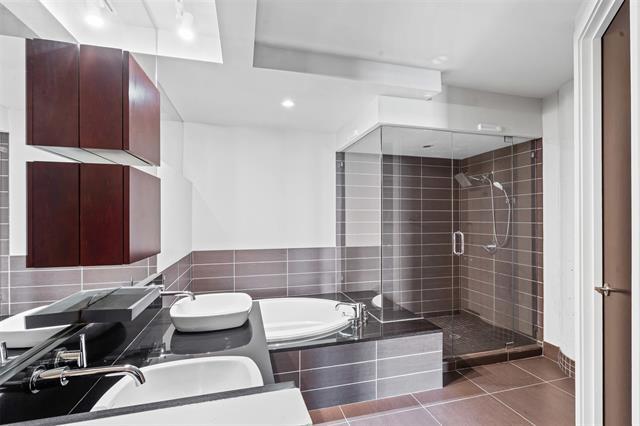 Building Photo - 2600 W 7th St