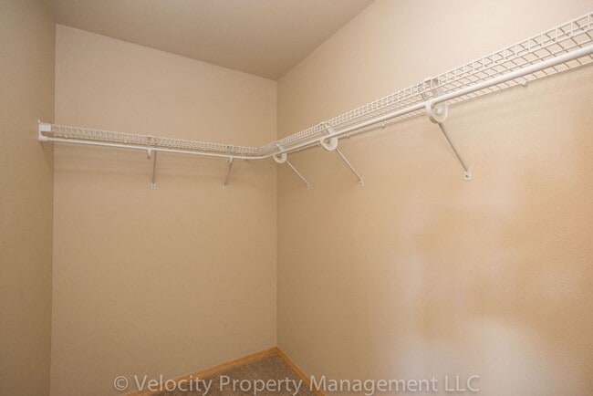 Building Photo - Light and bright 3 bedroom, 2 bath home - 1 dog considered!