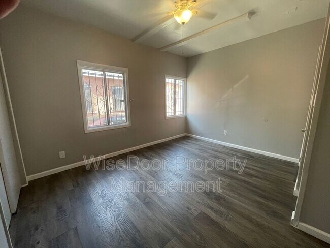 Building Photo - 155 W 43rd St