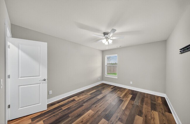 Building Photo - Great House in Quiet Neighborhood Ready to...