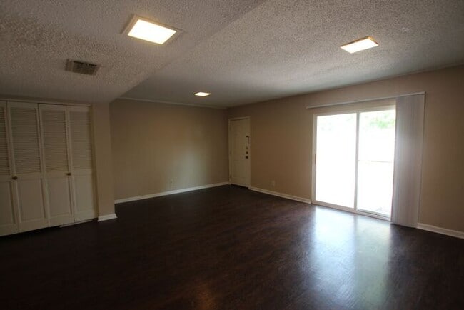 Building Photo - Beautiful 3 Bedroom, 2.5 Bath Townhome in Tyler – Available!