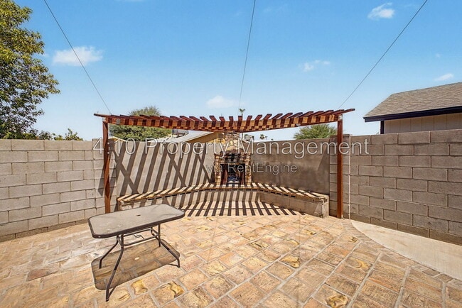 Building Photo - 2104 N Comanche Dr