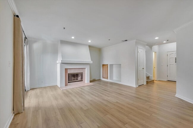 Building Photo - Spacious Townhome in Palo Alto