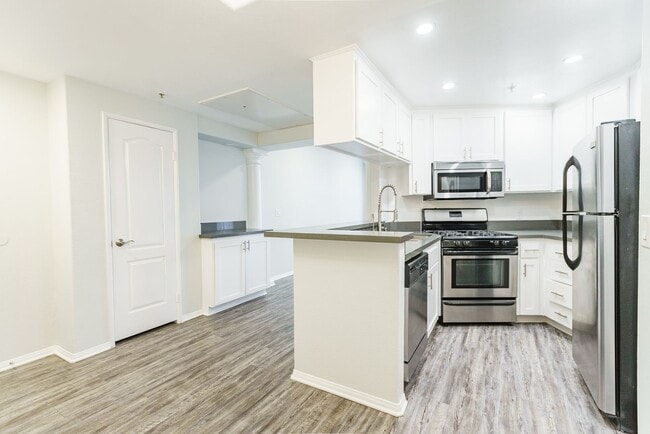 Interior Photo - 114 N Doheny Dr