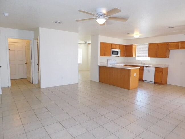 Building Photo - 3 BEDROOM HOME IN OCOTILLO!