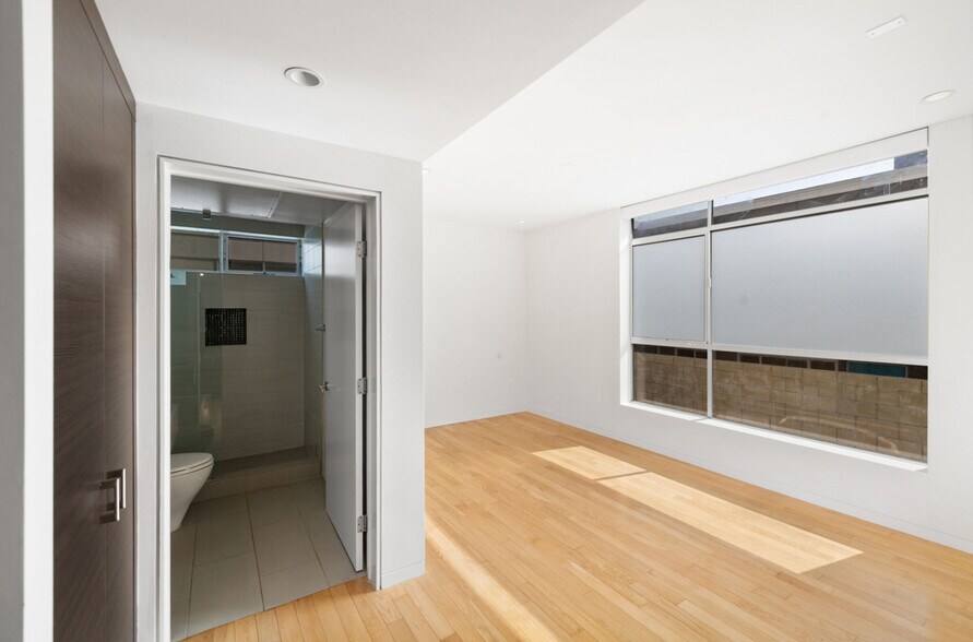 Building Photo - 742 N Hudson Ave