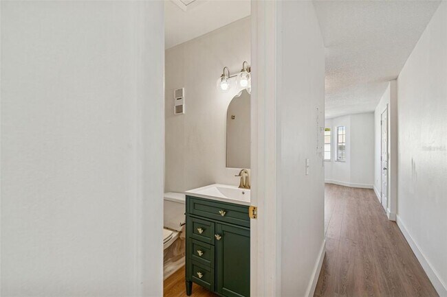 Building Photo - 4511 S Oak Dr