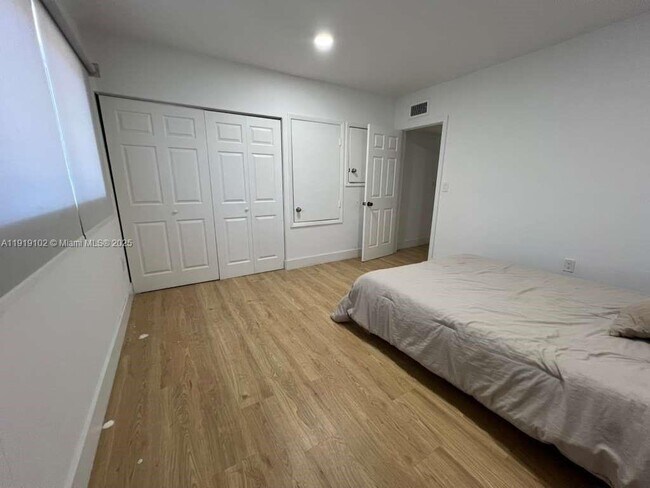 Building Photo - 1480 NE 151st St