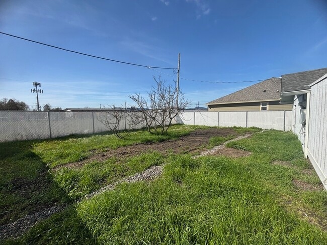 Building Photo - 435 NE Russell Ave