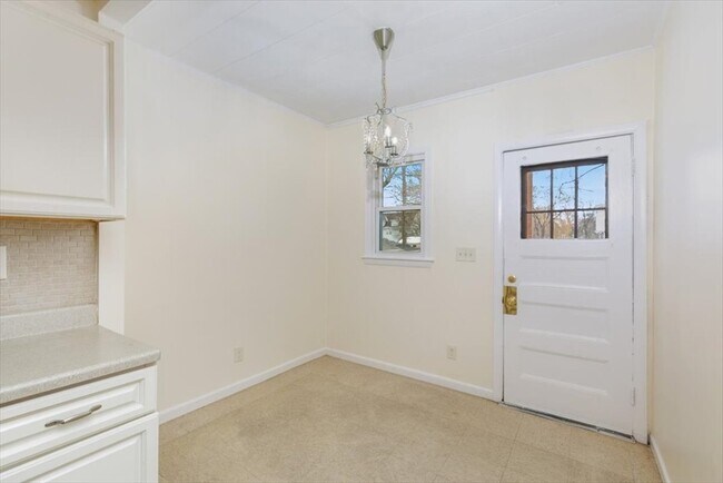 Building Photo - 335 Salem St