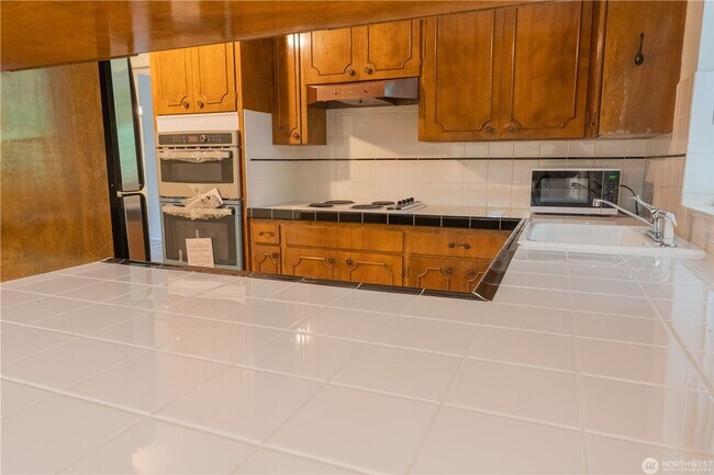 Building Photo - 3bd/2.25ba Bellevue Home