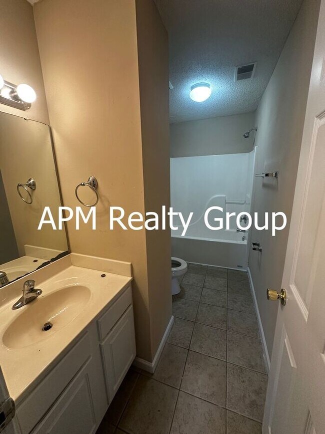 Building Photo - Spacious & Inviting Home Perfect for Comfortable Everyday Living