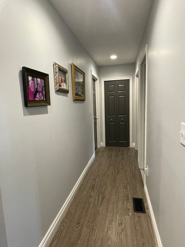Building Photo - Shelby Twp Custom Ranch- 3 Bedrooms, 2 Bat...
