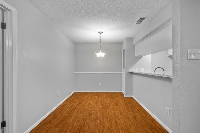 Building Photo - Cute 2 Bedroom, 2 Bath Condo in Northwest ...