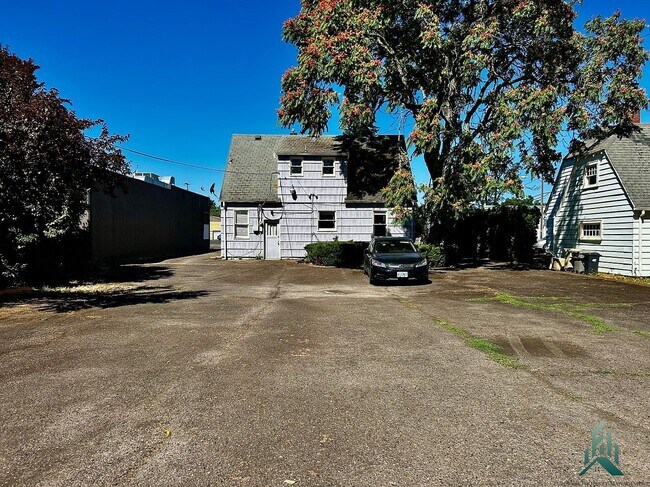 Building Photo - 413 S Main St