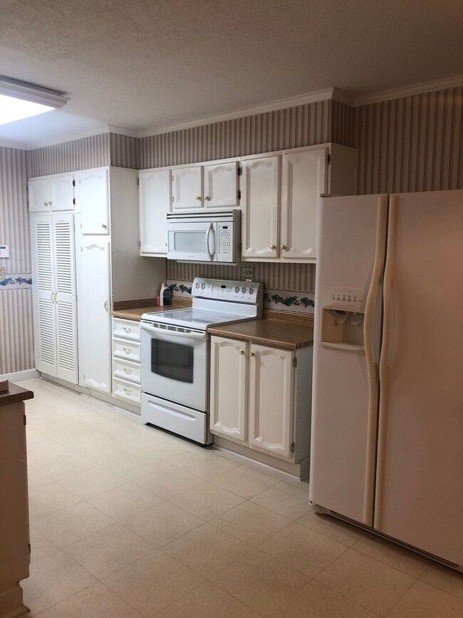 Building Photo - 3 Bedroom, 1.5 Bath Home near Furman Unive...