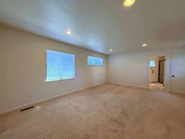 Building Photo - 3 Bed and 3 Bath Home Located Off of Forest Ave