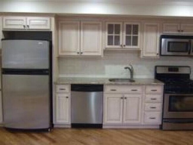 Building Photo - 208 Lenox Ave