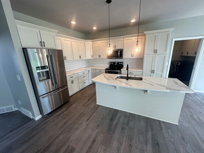Building Photo - 533 Redan Dr