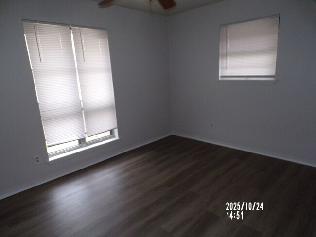 Building Photo - Very Nice home located in the Sullivan Vil...