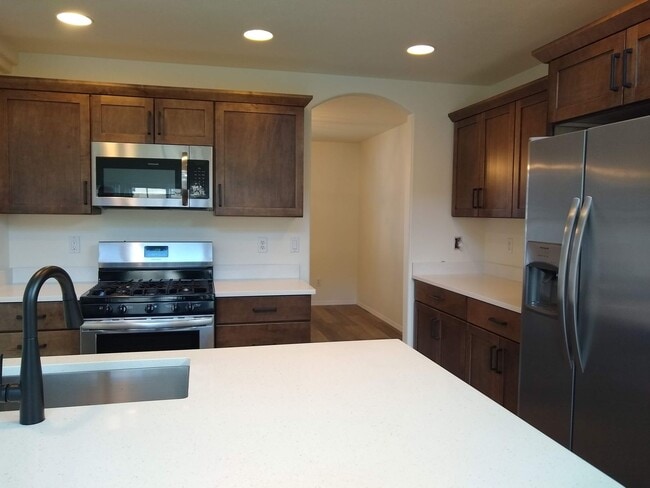 Building Photo - 3 Bedroom House in the Heights On Hood River