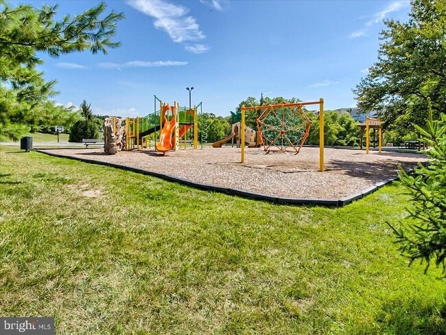 Building Photo - 6430 Bellevue Pl