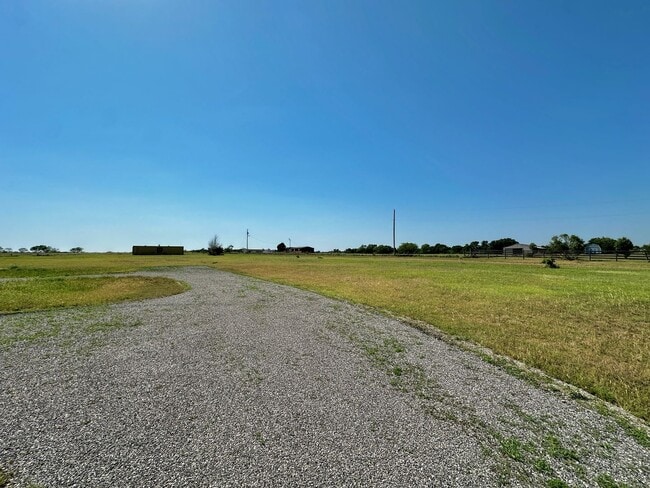 Building Photo - Barndominium in the Country!