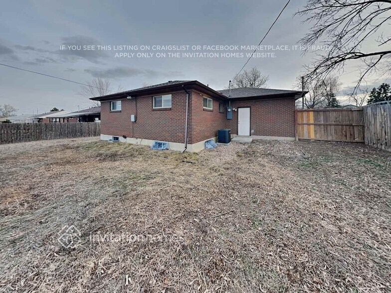 Building Photo - 1061 E 105th Pl