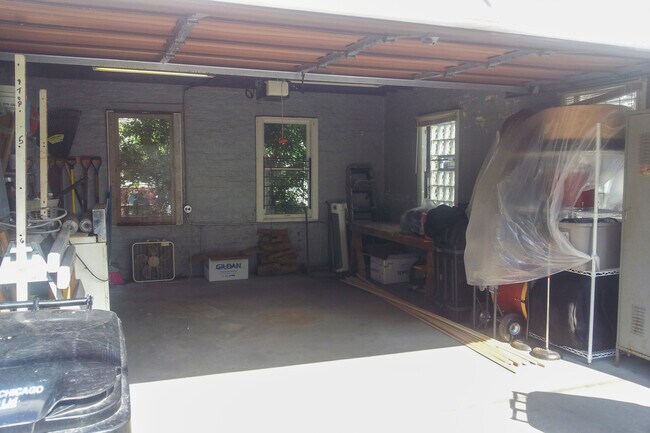 Building Photo - 2036 N Sawyer Ave