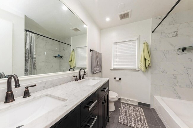 Building Photo - 856 E Capri Dr